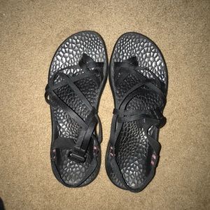 women’s 2 strap black chacos